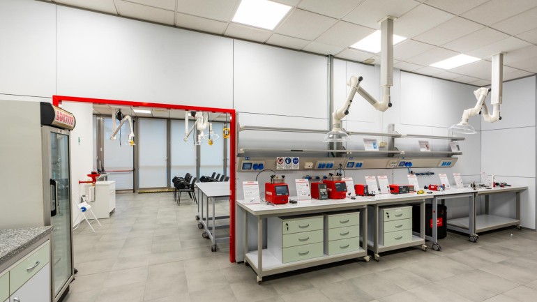Nuovo showroom & training center per gli adesivi Henkel