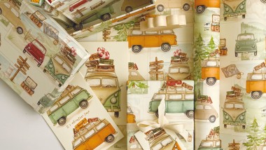 Il fascino discreto della carta tra prati e viaggi estivi